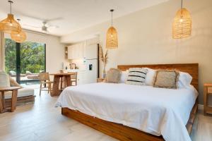 The Bungalows #5 - Boutique Hotel in Flamingo Beach - Ground Level Studio