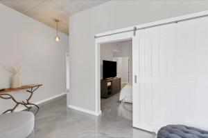 Modern 3 bedroom condo in downtown w free parking