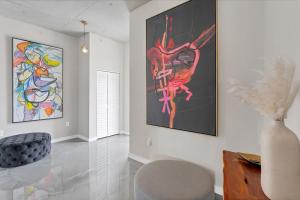 Modern 3 bedroom condo in downtown w free parking