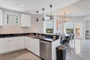 Modern 3 bedroom condo in downtown w free parking