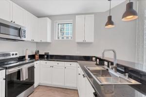 Modern 3 bedroom condo in downtown w free parking