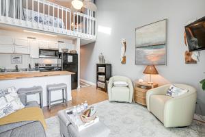 Walk to Beach Condo with Balcony in Murrells Inlet!