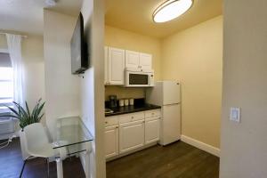 Art Deco Suite Steps from Beach in South of Fifth