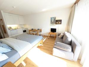 Studio with balcony, Niesen view & free parking near Interlaken, Thunersee & Blausee