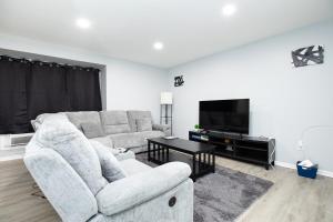 Modern 2BR - Unit 1 - Yard, Laundry, Smart TV