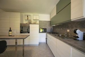 Veranda with Jacuzzi & BBQ 1 minute from the Beach img11