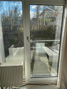 Schöne moderne renovierte Einliegerwohnung mit Terrasse