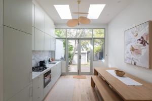 Exquisite Modern 3 Bed Home in Newtown w Parking