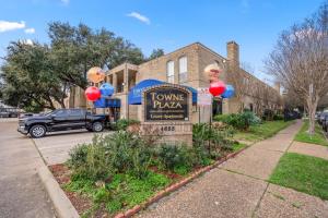 Towne Plaza Apartments #111 in the Galleria Area