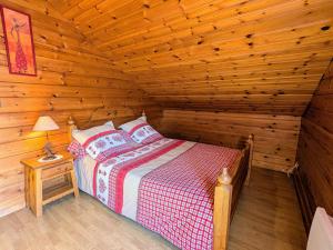 Chalet confortable avec 4 chambres, cheminée, grand terrain, proche pistes et lac - FR-1-589-107