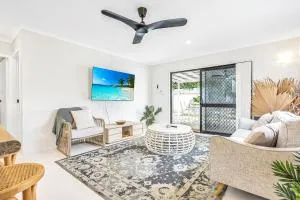Bright and Spacious Triplex Near Holloways Beach - Green Island