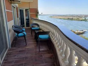 شقه فندقيه الترا مودرن صف اول كورنيش النيل , القاهره , بمنطقه المعادي , اطلاله مباشره للنيل والاهرامات ,الطابق التاسع ,Very luxury apartment firist row nile view and pyramids , maadi , cairo , ultra modern home ,all rooms and reception direct nile view - Tamuk