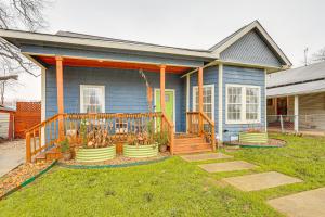 Artsy Bungalow w Yard in Dtwn San Antonio