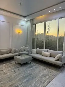 Luxurious Stay in a 5 Bedrooms Villa in Al-Murooj with a Garden - A Quiet and Unique Experience - Ḑubā