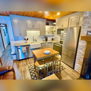 The Sugar Suite - Renovated with a View! Ski IN-OUT! Heated POOL, Hot tub, sauna, gym, AC, EV, adjustable bed