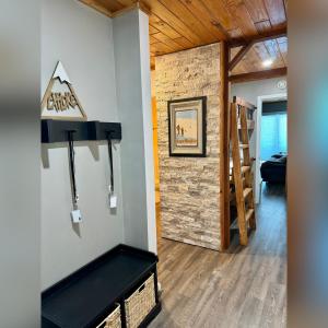 The Sugar Suite - Renovated with a View! Ski IN-OUT! Heated POOL, Hot tub, sauna, gym, AC, EV, adjustable bed