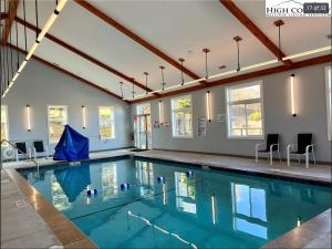 The Sugar Suite - Renovated with a View! Ski IN-OUT! Heated POOL, Hot tub, sauna, gym, AC, EV, adjustable bed