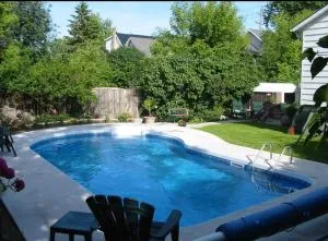 In Heart of Kingston Downtown Pool Home - Гананок