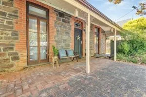 Cozy Bluestone House in Norwood Perfect for Families and Their Pets - Burnside