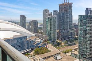 Lake Views and Rogers Centre - 4beds - Free Parking