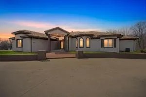 Luxury Villa with Spa, Fireplaces & Scenic Views villa - Delphos