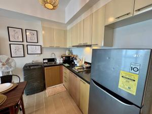 Cozy Staycation Venice with Balcony Mckinley near Bgc
