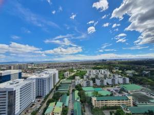 Cozy Staycation Venice with Balcony Mckinley near Bgc