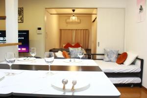 Seibu Shinjuku Station is a 2-minute walk, Shin-Okubo Station is a 6-minute walk, 2F of a 1 house in the heart of the capital, 16 people can stay overnight, BBQ grill is complete ISJ36