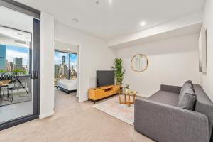 Bright & Modern Apt with City Views, King Bed, Park
