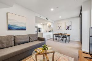 Bright & Modern Apt with City Views, King Bed, Park