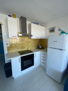 Softness of the shore on the port side