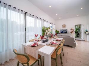 3Elegant 4BR Villa with Pool