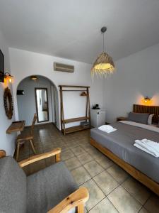 Deluxe Double Room with Balcony and Sea View room in Hotel Livadia