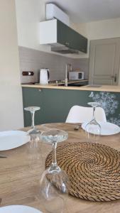 Maisons de vacances Un air de provence avec piscine disponible seulement en fin de journee - A 5min de l-A7 et A9 : photos des chambres