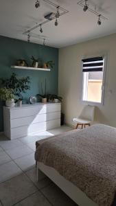 Maisons de vacances Un air de provence avec piscine disponible seulement en fin de journee - A 5min de l-A7 et A9 : photos des chambres