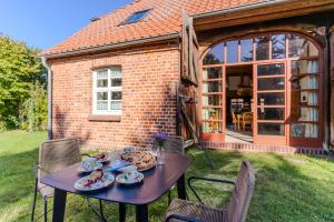 Ferienwohnung - 2EZ 1DZ - 2 Bäder - ruhig gelegen - Garten, Küche, WLAN, Parken, Self-Check-in, Ventilator- nahe Schwerin Unesco