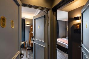Hotels COQ Hotel Paris : 2 Chambres Doubles Communicantes