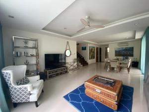 4bdr Villa with gym and pool in Laguna #168