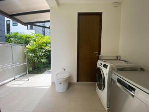 4bdr Villa with gym and pool in Laguna #168