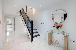 Stunning 5 Bedroom, 3 Bathroom Home in Windsor