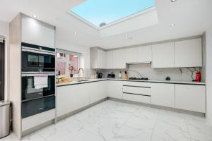 Stunning 5 Bedroom, 3 Bathroom Home in Windsor