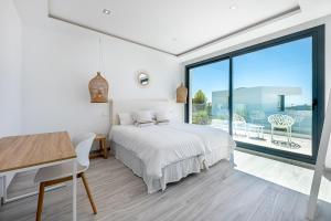 Luxury Holiday Villa with Heated Pool Open Sea Views