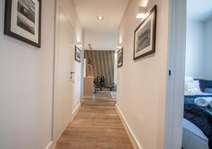 InPoint 2-rooms Apartment with bath, balcony, parking and City View - Wawel Castle