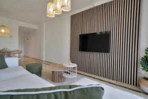 Palm Beach Residency - Beachside with Free Parking