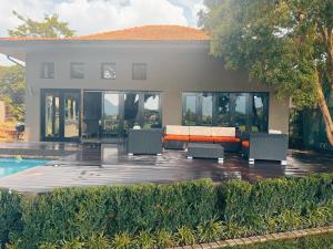 Pecanwood Relaxing Villa - Golf, Pool, Braai & Dam Views