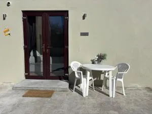 Private Detached Small Bedroom and Bathroom Only- This is not an apartment - Killashandra