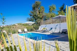 In Bocca Al Lupo with Shared Pool - Happy Rentals
