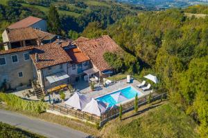 In Bocca Al Lupo with Shared Pool - Happy Rentals