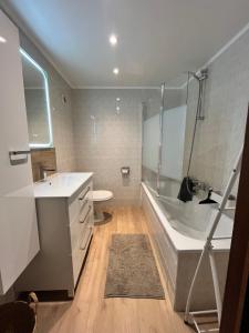 Villas Agreable Maison cloturee, DOMAINE TAMARIS, 3 chambres, 6 couchages, Wifi, clim mobile murale, Acces piscines payant, PORTIRAGNES PLAGE LRTAMV12 : photos des chambres
