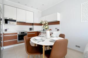 Półwiejska Modern Apartment with AC & Remote Work in Poznań Centre by Noclegi Renters